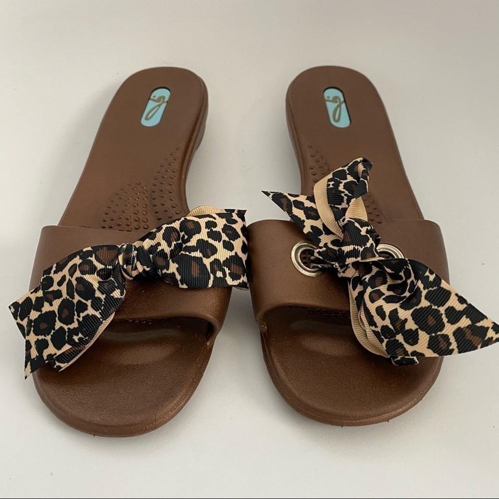OKAB SANDALS SIZE M 7-8 BRONZE ANIMAL PRINT BOW